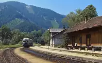 Im idyllisch gelegenen Bahnhof Kernhof steht der 5146.206-7 im Juni 1987 abfahrbereit in Richtung Freiland. Elf Monate später endete die Idylle, denn der Verkehr zwischen 
St. Aegyd am Neuwalde und Kernhof wurde am 29.05.1988 eingestellt. Während der Güterschuppen abgerissen wurde, existiert das - privat gentuzte - Bahnhofsgebäude noch.
