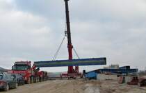 07.02.2013, Im Zuge der Neubaustrecke Erfurt - Ebensfeld (VDE 8.1) werden im Lkr. Lichtenfels Brücken über den Main und die Flutmulde errichtet. Einer der 35,5 Meter langen und 82 Tonnen schweren Träger wird an seinen endgültigen Platz auf die Fahrbahnplatte gehoben.