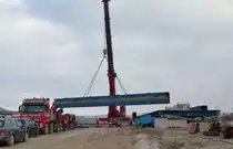 07.02.2013, Im Zuge der Neubaustrecke Erfurt - Ebensfeld (VDE 8.1) werden im Lkr. Lichtenfels Brücken über den Main und die Flutmulde errichtet. Einer der 35,5 Meter langen und 82 Tonnen schweren Träger wird an seinen endgültigen Platz auf die Fahrbahnplatte gehoben.