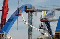 18.04.2013, Im Zuge der Neubaustrecke Erfurt - Ebensfeld (VDE 8.1) werden im Lkr. Lichtenfels Brücken über den Main und die Flutmulde errichtet. Heute wurden die Bogensegmente aufgesetzt.