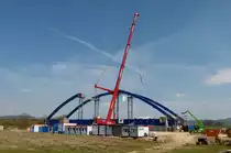 18.04.2013, Im Zuge der Neubaustrecke Erfurt - Ebensfeld (VDE 8.1) werden im Lkr. Lichtenfels Brücken über den Main und die Flutmulde errichtet. Auf die neue Mainbrücke in Wiesen wurden heute die Bogensegmente aufgesetzt.