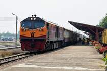 SRT 4560 mit Ord 254 Lang Suan - Bangkok Thonburi macht am 05.02.18 Halt in Wang Phong. 05.02.18)