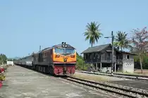 SRT 4560 erreicht mit Ord 255 Bangkok-Thonburi - Lang Suan am 29.01.18 den Bahnhof Wang Phong.