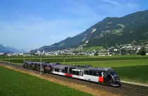 4024 085-5, der nach der Entfernung eines großflächigen Graffitis ein besonderes Erscheinungsbild aufweist, lässt als S 5166 (Jenbach - Ötztal) die Stadt Schwaz hinter sich, 25.06.2019.