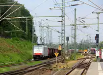 186 451-1 von Lineas/Railpool kommt aus Richtung Köln mit einem Schrottzug aus Köln-Kalk(D) nach Genk-Goederen(B) und fährt durch Stolberg-Rheinland-Hbf in Richtung Aachen-Eilendorf,Aachen-Rothe-Erde,Aachen-Hbf,Aachen-Schanz,Aachen-West. 
Aufgenommen vom Bahnsteig 43 in Stolberg-Hbf.
Bei Sommerwetter am Nachmittag vom 18.6.2019.