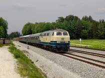 Die 218 460 mit einer RB nach Hörpolding am 25.05.2019 bei der Einfahrt in Tüßling.