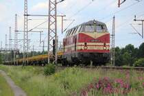 228 321-6 passiert am 14.06 19 mit einem Bauzug den Sportplatz in Dedensen/Gümmer.