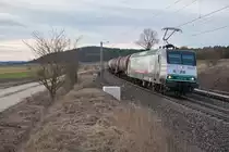 145 023  Rasender Roland  der PRESS mit einem Kesselwagenzug bei Mitteldachstetten Richtung Ansbach, 23.02.2019