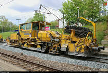 Von Ende April bis Anfang Mai 2019 fanden parallel zu den Maßnahmen zwischen Halle Südstadt und Angersdorf auch Gleisbauarbeiten am Hp Halle Zscherbener Straße auf der Bahnstrecke Merseburg–Halle-Nietleben (KBS 588) unter Vollsperrung statt.
Seitliches Portrait der Schotterplanier- und Profilierungsmaschine Plasser & Theurer SSP 110 SW (99 80 9425 036-7 D-JT) der JumboTec GmbH, die auf Gleis 2 steht.
[28.4.2019 | 13:21 Uhr]