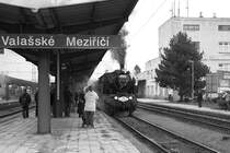 CSD 433 002 (UIC-Nr. CZ-CD 90 54 4330 002-5) vor dem Os 10801 nach Valasske Klobouky am 01.Dezember 2018 im Bahnhof Valasske Mezirici.