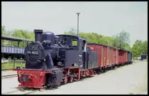 Dieser Museums Zug mit der Heeresfeldbahn Lok 994652 stand am 29.5.2004 in dieser Zusammenstellung im Bahnhof Putbus auf Rügen.