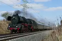 24.03.2018, Sonderfahrt des Thüringer Eisenbahn-Vereins mit Dampflok 03 2155 von Weimar und Erfurt nach Neuenmarkt Wirsberg. Foto in der Zettlitzer Kurve kurz vor der Einfahrt in den Bahnhof Hochstadt-Marktzeuln.
