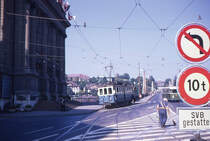 Bern: Als die Eisenbahn noch in die Stadt herein fuhr. Vereinigte Bern-Worb-Bahnen (heute Regionalverkehr Bern-Solothurn) Triebwagen 37 umfährt gerade seine Wagen auf dem Kornhausplatz; um den übrigen Verkehr nicht zu stören, zieht er nicht auf die Durchfahrtsgleise der Strassenbahn vor, sondern auf das Gleis, auf dem einst Tramzüge zum Heimfahren der Besucher des Berner Stadttheaters warteten. Dort steht er ziemlich schräg in der Landschaft. 26.September 1969 