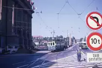 Bern: Als die Eisenbahn noch in die Stadt herein fuhr. Vereinigte Bern-Worb-Bahnen (heute Regionalverkehr Bern-Solothurn) Triebwagen 37 umfährt gerade seine Wagen auf dem Kornhausplatz; um den übrigen Verkehr nicht zu stören, zieht er nicht auf die Durchfahrtsgleise der Strassenbahn vor, sondern auf das Gleis, auf dem einst Tramzüge zum Heimfahren der Besucher des Berner Stadttheaters warteten. Dort steht er ziemlich schräg in der Landschaft. 26.September 1969 