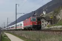SEELINIE IM SEELAND.
Impressionen der einspurigen Strecke bei Ligerz vom 31. März 2017.
Re 4/4 11143 oder auch kleine BOBO genannt mit ICE IV.
Foto: Walter Ruetsch