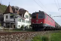 SEELINIE IM SEELAND.
Impressionen der einspurigen Strecke bei Ligerz vom 31. März 2017.
Re 6/6 1165  VILLENEUVE  mit Zisternenwagen.
Foto: Walter Ruetsch