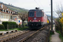 SEELINIE IM SEELAND.
Impressionen der einspurigen Strecke bei Ligerz vom 31. März 2017.
Re 620 013-3  RAPPERSWIL  mit Kesselwagenzug in Richchtung Cornaux unterwegs.
Foto: Walter Ruetsch

