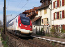 SEELINIE IM SEELAND.
Impressionen der einspurigen Strecke bei Ligerz vom 31. März 2017.
Neigezug RABDe 500 ICN brettert entlang von historischen Bauten in Richtung Zürich.
Foto: Walter Ruetsch