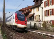 SEELINIE IM SEELAND.
Impressionen der einspurigen Strecke bei Ligerz vom 31. März 2017.
Neigezug RABDe 500 ICN brettert entlang von historischen Bauten in Richtung Zürich.
Foto: Walter Ruetsch