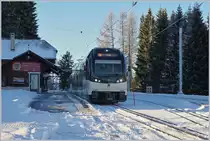 Die neunen Stadler SURF GTW ABeh 2/6 haben nicht nur die BDhe 2/4 sondern auch die GTW Be 2/6 abgelöst und dominieren nun den Gesamt-Verkehr zwischen Vevey, Blonay und Les Pléiades. 

Nun, heute an diesem 1. Juli denke ich nicht nur an die 34 Jahre welche ich nun in dieser Gegend sein darf sondern auch,  das heute ein neues Zeitalter beginnt: die CEV fährt im viertel-Stundentakt (HVZ), und löst somit ein nationales Abstimmungsversprechen (FAIF) ein:

https://www.bahnbilder.de/bild/Schweiz~Privatbahnen~MVR+Transports+Montreux-Vevey-Riviera/754175/der-motorblock-des-cev-gtw-26.html

Der MVR ABeh 2/6 7503 wartet im Bahnhof von Les Pléiades auf die Abfahrt nach Vevey.

10 Jan. 2019