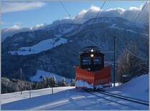 Die Xrot 91 kurz nach der Abfahrt von Les Pléiades; der antriebslose Schneepflug wird von der nicht zu sehenden HG 2/2 N° 1 gezogen.

10. Januar 2019