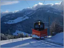 Die Xrot 91 kurz nach der Abfahrt von Les Pléiades; der antriebslose Schneepflug wird von der nicht zu sehenden HG 2/2 N° 1 gezogen.

10. Januar 2019
