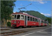 Für lange Jahre der typische und bewährte Zug der CEV: eine BDeh 2/4 und Bt. Je nach Frequenz verkehrt der Triebwagen alleine oder der Zug wurde durch einen weiteren Triebwagen oder Steuerwagen verstärkt. 
Die CEV BDeh 2/4 74 wartet mit seinem Bt in Blonay auf die Abfahrt nach Vevey.

31. Mai 2015