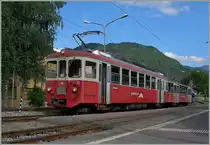 Für lange Jahre der typische und bewährte Zug der CEV: eine BDeh 2/4 und Bt. Je nach Frequenz verkehrt der Triebwagen alleine oder der Zug wurde durch einen weiteren Triebwagen oder Steuerwagen verstärkt. 
Die CEV BDeh 2/4 74 wartet mit seinem Bt in Blonay auf die Abfahrt nach Vevey.

31. Mai 2015