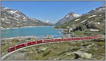 R4621 mit ABe 8/12 3515 am Lago Bianco zwischen Ospizio Bernina und Alp Grüm. (25.06.2019)