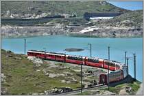 Bernina Express PE973 mit ABe 4/4 III 53  Triano  und 52  Brusio  am Lago Bianco zwischen Ospizio Bernina und Alp Grüm. (25.06.2019)