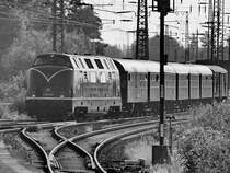 Die Diesellokomotive V 200 033 bei der Durchfahrt am Hauptbahnhof Wanne-Eickel. (Juni 2019)