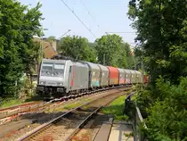 186 386-9 von Akiem/Lineas kommt aus Richtung Aachen-West mit gemischten Güterzug aus Genk-Goederen(B) nach Köln-Gremberg(D) und fährt durch Aachen-Schanz in Richtung Aachen-Hbf,Aachen-Rothe-Erde,Stolberg-Hbf(Rheinland)Eschweiler-Hbf,Langerwehe,Düren,Merzenich,Buir,Horrem,Kerpen-Köln-Ehrenfeld,Köln-West,Köln-Süd. Aufgenommen vom Bahnsteig von Aachen-Schanz. 
Bei Sommerwetter am Vormittag vom 22.6.2019.