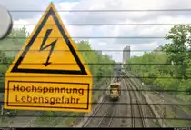 Arbeit unter Hochspannung: Gelbes Schild und gelbe Fahrzeuge...
Ein etwas anderer Blick von der Brücke Zscherbener Straße auf die Schotterplanier- und Profilierungsmaschine Plasser & Theurer SSP 110 SW (99 80 9425 036-7 D-JT) der JumboTec GmbH, die im Rahmen von Gleisbauarbeiten kurz vor dem Hp Halle Zscherbener Straße auf der Bahnstrecke Merseburg–Halle-Nietleben (KBS 588) steht.
[28.4.2019 | 13:33 Uhr]