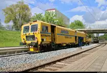 Von Ende April bis Anfang Mai 2019 fanden parallel zu den Maßnahmen zwischen Halle Südstadt und Angersdorf auch Gleisbauarbeiten am Hp Halle Zscherbener Straße auf der Bahnstrecke Merseburg–Halle-Nietleben (KBS 588) unter Vollsperrung statt.
Gleisstopfmaschine Plasser & Theurer 08-275 Unimat 3S (99 80 9424 031-9 D-JT) der JumboTec GmbH im Einsatz auf Gleis 2.
[28.4.2019 | 13:44 Uhr]