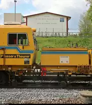 Von Ende April bis Anfang Mai 2019 fanden parallel zu den Maßnahmen zwischen Halle Südstadt und Angersdorf auch Gleisbauarbeiten am Hp Halle Zscherbener Straße auf der Bahnstrecke Merseburg–Halle-Nietleben (KBS 588) unter Vollsperrung statt.
Kleine Spielerei vor der Kulisse des Bethauses der Evangeliumschristen-Baptisten Halle-Neustadt mit der Gleisstopfmaschine Plasser & Theurer 08-275 Unimat 3S (99 80 9424 031-9 D-JT) der JumboTec GmbH, die auf Gleis 2 im Einsatz ist.
[28.4.2019 | 13:46 Uhr]