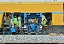 Von Ende April bis Anfang Mai 2019 fanden parallel zu den Maßnahmen zwischen Halle Südstadt und Angersdorf auch Gleisbauarbeiten am Hp Halle Zscherbener Straße auf der Bahnstrecke Merseburg–Halle-Nietleben (KBS 588) unter Vollsperrung statt.
Blick auf den Stopfprozess auf Gleis 2 im Detail. Bewerkstelligt wird die Arbeit durch die Gleisstopfmaschine Plasser & Theurer 08-275 Unimat 3S (99 80 9424 031-9 D-JT) der JumboTec GmbH.
[28.4.2019 | 13:47 Uhr]