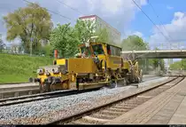 Von Ende April bis Anfang Mai 2019 fanden parallel zu den Maßnahmen zwischen Halle Südstadt und Angersdorf auch Gleisbauarbeiten am Hp Halle Zscherbener Straße auf der Bahnstrecke Merseburg–Halle-Nietleben (KBS 588) unter Vollsperrung statt.
Der Gleisstopfmaschine Plasser & Theurer 08-275 Unimat 3S (99 80 9424 031-9 D-JT) der JumboTec GmbH folgt die Schotterplanier- und Profilierungsmaschine Plasser & Theurer SSP 110 SW (99 80 9425 036-7 D-JT) derselben Firma auf dem neuen Gleis 2.
[28.4.2019 | 13:53 Uhr]