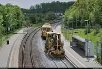 Von Ende April bis Anfang Mai 2019 fanden parallel zu den Maßnahmen zwischen Halle Südstadt und Angersdorf auch Gleisbauarbeiten am Hp Halle Zscherbener Straße auf der Bahnstrecke Merseburg–Halle-Nietleben (KBS 588) unter Vollsperrung statt.
Nachschuss auf die Schotterplanier- und Profilierungsmaschine Plasser & Theurer SSP 110 SW (99 80 9425 036-7 D-JT) der JumboTec GmbH und die Gleisstopfmaschine Plasser & Theurer 08-275 Unimat 3S (99 80 9424 031-9 D-JT), die auf dem neuen Gleis 2 ihres Amtes walten.
Aufgenommen von der Brücke Zscherbener Straße.
[28.4.2019 | 13:57 Uhr]