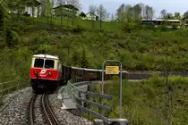 Leider verschlechterte sich das Wetter zwischenzeitlich. Bei Puchenstuben gab es allerdings wieder latenten Sonnenschein, als die E14 der NOVÖG mit ihrem Sonderzug das Heugraben Viadukt überquerte (11. Mai 2019).