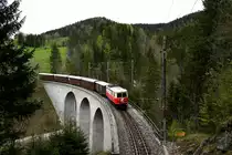 Vom Portal des Ameiskogeltunnels konnte die als 1099.14 beschriftete E14 der NÖVOG mit ihrem Sonderzug auf dem Gösinggrabenviadukt fotografiert werden. Hier hängt die alte Telegraphenleitung sogar noch (11. Mai 2019).