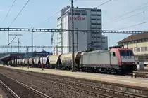 Von EGD geführter Getreidezug nach Herzogenbuchsee.
Die graue/margenta farbene ex Crossrail 185 591-5 holte am 2. Juli 2019 in Herzogenbuchsee den Leermaterialzug ab.
Bahnhofsausfahrt Herzogenbuchsee.
Foto: Walter Ruetsch