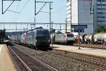 Von EGD geführter Getreidezug nach Herzogenbuchsee.
Die graue/margenta farbene ex Crossrail 85 591-5 holte am 2. Juli 2019 in Herzogenbuchsee den Leermaterialzug ab.
Überholung durch LKW-Walter-Zug mit Doppeltraktion Vectron.
Foto: Walter Ruetsch