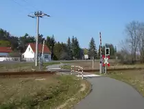 Auch für Fussgänger und Radfahrer gibt es in Hammelspring einen extra Bahnübergang.Aufgenommen am 16.April 2019.