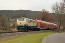 Im Winter 2017/2018 verlieh die Westfrankenbahn einige VT 642 an die Kurhessenbahn. Diese wurden kurzerhand durch ein 218-Sandwich mit Dostos ersetzt. Hier verlässt die von 218 460 angeführte Fuhre am 29.12.2017 den Haltepunkt Laudenbach (b. Kleinheubach). Am Zugschluss befindet sich 218 430. Kleiner Funfakt am Rande: Da die beiden Lokomotiven teilweise Schwierigkeiten hatten die Fahrzeiten der Wanderdünen zu halten, wies der TF die Fahrgäste stetes auf beschleunigtes Aussteigen hin. 