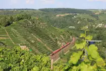 Am 14.08.2017 fährt eine unbekannte 185.1 mit geschlossenen Schüttgüterwagen bei Besigheim durch die Weinberge in Richtung Kornwestheim.  