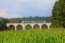 Am 21.08.2014 fährt ein unbekannter Flirt als RB 72 Herford-Paderborn über den kleinen Viadukt bei Altenbeken. 