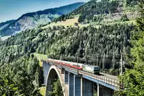 ELL 193 747-3 überquert mit dem AKE-Rheingold, auf dem Weg nach Pörtschach am Wörthersee, die Pfaffenberg-Zwenberg-Brücke bei Penk.
Aufgenommen am 30.6.2019.