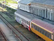 Ein ehemaliger belgischer Reisezugwagen am 07.06.2019 in Praha-Smichov.