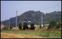 Eine große Fahrzeugausstellung in Osnabrück machte es 2004 möglich, dass auch die Preussag Lok 102 der Zeche Ibbenbüren daran teilnahm und hier bei Westerkappeln-Velpe am 4.9.2004 um 9.15 Uhr auf der Hauptbahn nach Osnabrück zu sehen war.