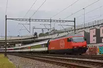Re 460 049-0, fährt Richtung Bahnhof Muttenz. Die Aufnahme stammt vom 14.06.2019.